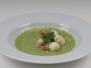 brokkoli rahmsuppe mit räucherlachs und hechtnockerl