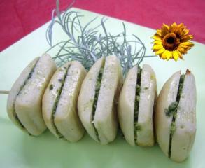 brötchen am spieß mit pesto