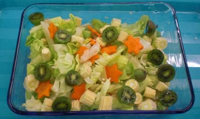 bunter salat für kinder mit möhrensternen und minikiwi