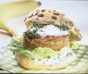 burger mit gemüsebratling und kräuterquark