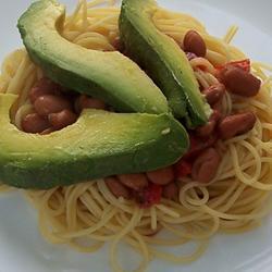 chili con carne mit nudeln und avocado