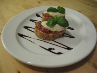 crostini mit tomaten und mozzarella