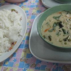 einfaches grünes thai curry mit huhn geng kyo wan gai