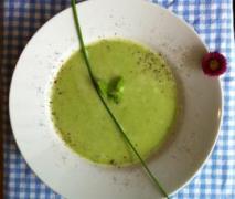 erbsen minzsuppe mit schinkenchips