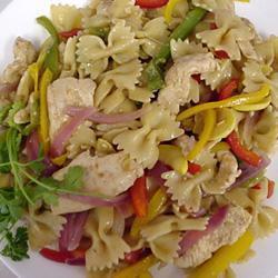 farfalle mit huhn und buntem gemüse