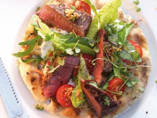 fladenbrot vom grill mit steak und salat