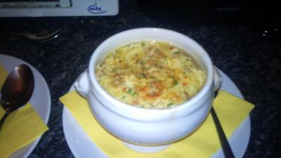 französische zwiebelsuppe mit käse überbacken