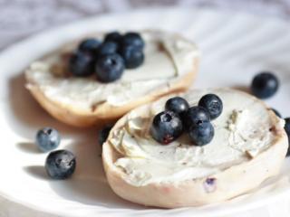 frischkäse brötchen mit blaubeeren