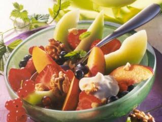 fruchtsalat mit joghurt walnuss sauce