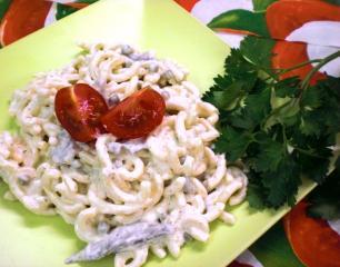 gabelspaghettisalat mit erbsen champignons und meerrettichdressing