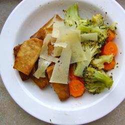gebratenes sojaschnitzel mit karotten und brokkoli
