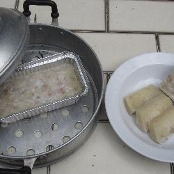 gedämpfter bananenkuchen auf thailändische art kanom gluay