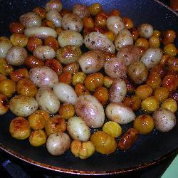 geröstete maronen und kartoffeln