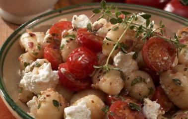 gnocchi mit tomaten ricotta und zweierlei kräutern