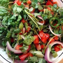 grüner salat mit chili und tomate