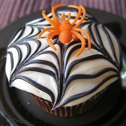 gruselige halloween cupcakes mit spinnennetz