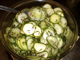 gurken zucchini salat mit kresse dressing
