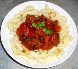 hackfleischbällchen in pikanter basilikum tomatensoße auf pasta