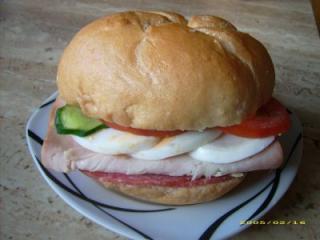 kaiserbrötchen mit pute salami ei tomate und gurke