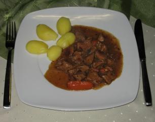 kalbsgulasch mit weißwein