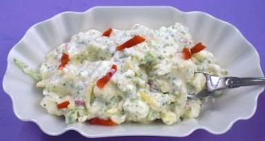 kartoffelsalat mit mayonnaise und essiggurken