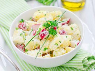 kartoffelsalat mit radieschen und zwiebeln