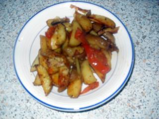 kartoffelspalten mit tomaten und spitzpaprika