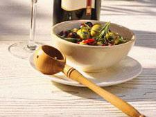 kräuter oliven mit chili