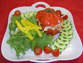 leichter sommersalat mit gefüllter fleischtomate