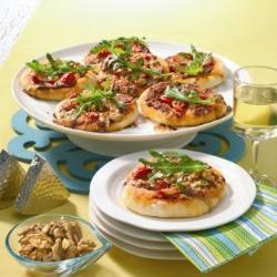mini pizzen mit gorgonzola walnüssen und kirschtomaten
