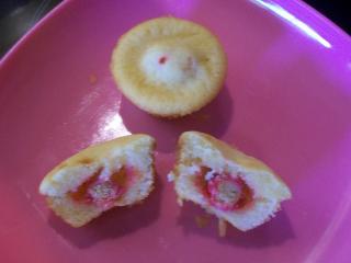 mini vanille muffins mit erdbeer himbeer joghurt crispies gefüllt