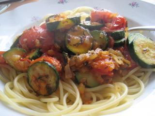 nudeln mit zucchini tomaten soße