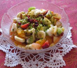 obstsalat mit grapefruit granatapfel und pistazien