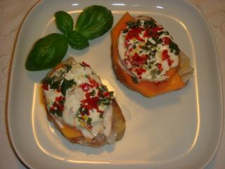 papaya serranoschinken und marinierter büffelmozzarella auf geröstetem knoblauchbrot