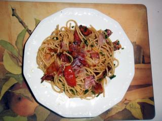 pasta mit tomaten und schinken