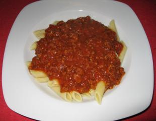 penne in tomaten hacksoße mit chillikäse