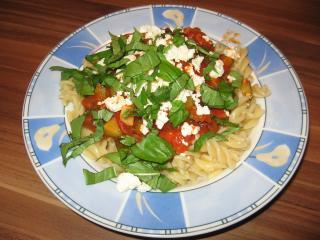 penne mit zucchini und feta