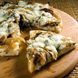 pizza mit gorgonzola und karamelisierten zwiebeln