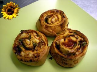 pizzaschnecken mit rauke getrockneten tomaten und mozzarella