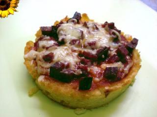 pizzette aus käse kartoffel boden mit salami