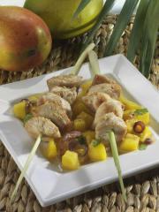 puten spieße auf zitronengras mit mango roten zwiebeln und sesamvinaigrette