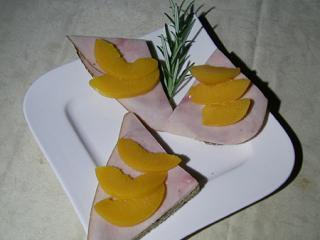 putensandwich mit pfirsich