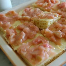 rhabarberkuchen auf blech mit pudding