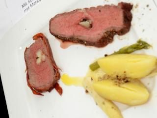 rinderfilet mit spargel gefüllt sowie roastbeef mit marzipan und schokolade gefüllt