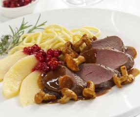 rosa gebratenes rehnüsschen mit quitten pfifferlingen und spätzle