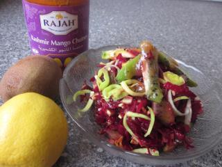 rote bete salat mit mango chutney kiwi und lauch