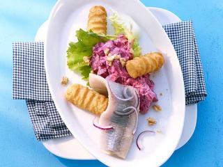 rote bete salat mit matjesfilet und kroketten