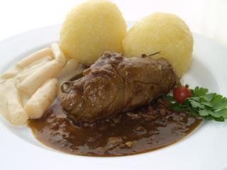 rouladen mit kartoffelknödeln und schwarzwurzeln