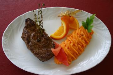 saftiges steak mit orangenbutter und süßkartoffelpürree