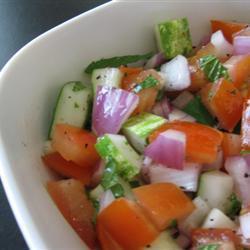 salat mit gurke tomate und minze